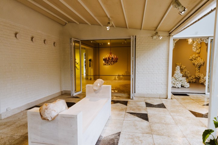 Em primeiro plano, obra de Marina Abramović