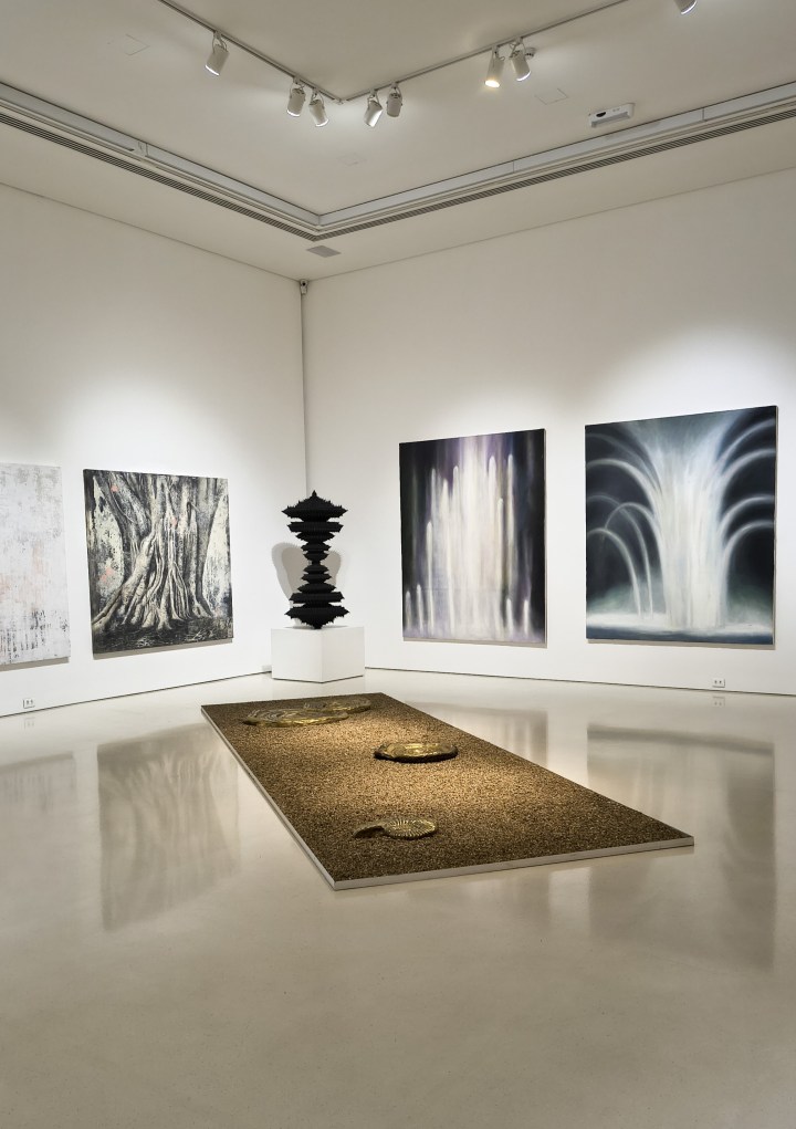 Em primeiro plano, obra de Denise Milan. Ao fundo, escultura de Anke Eilergerhard e telas de Adriana Rocha e Elizabeth Dorazio