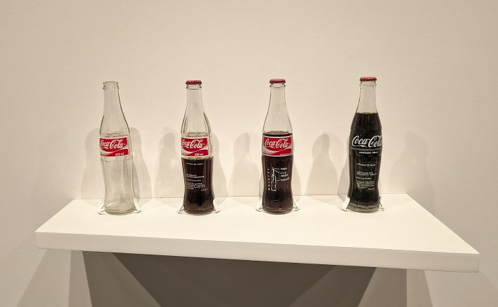 'Inserções em circuitos ideológicos: Projeto Coca-Cola' de Cildo Meireles