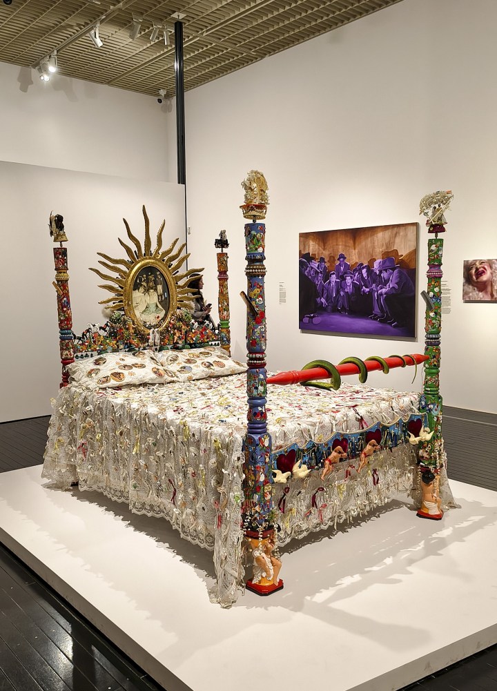Em primeiro plano, obra de Pepón Osorio, ao fundo pintura de Ana Segovia e trabalho de Nao Bustamente derivado de uma performance